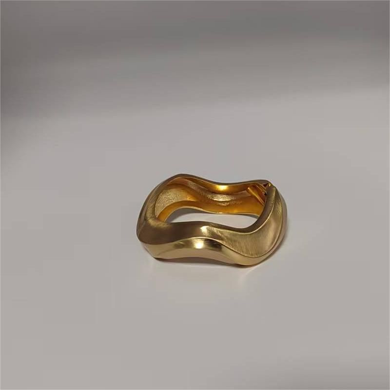 Modisches, unregelmäßiges, neues, glattes High-End-Armband mit offener Metallstruktur_voghion.com