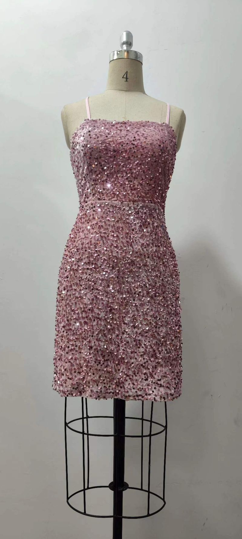 Abito corto con pompon e scollo rotondo basso con paillettes in velluto lucido_voghion.com