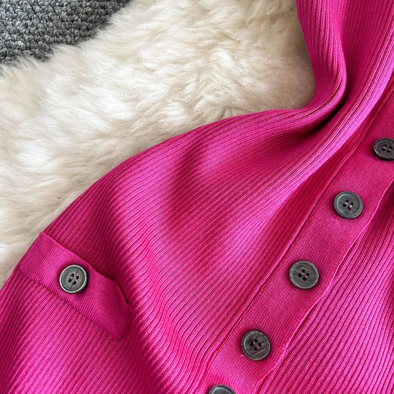 Abito da donna in maglia retrò, senza maniche, con scollo rotondo, vestibilità attillata, monopetto, gonna aderente con cintura sui fianchi, lunghezza media_voghion.com