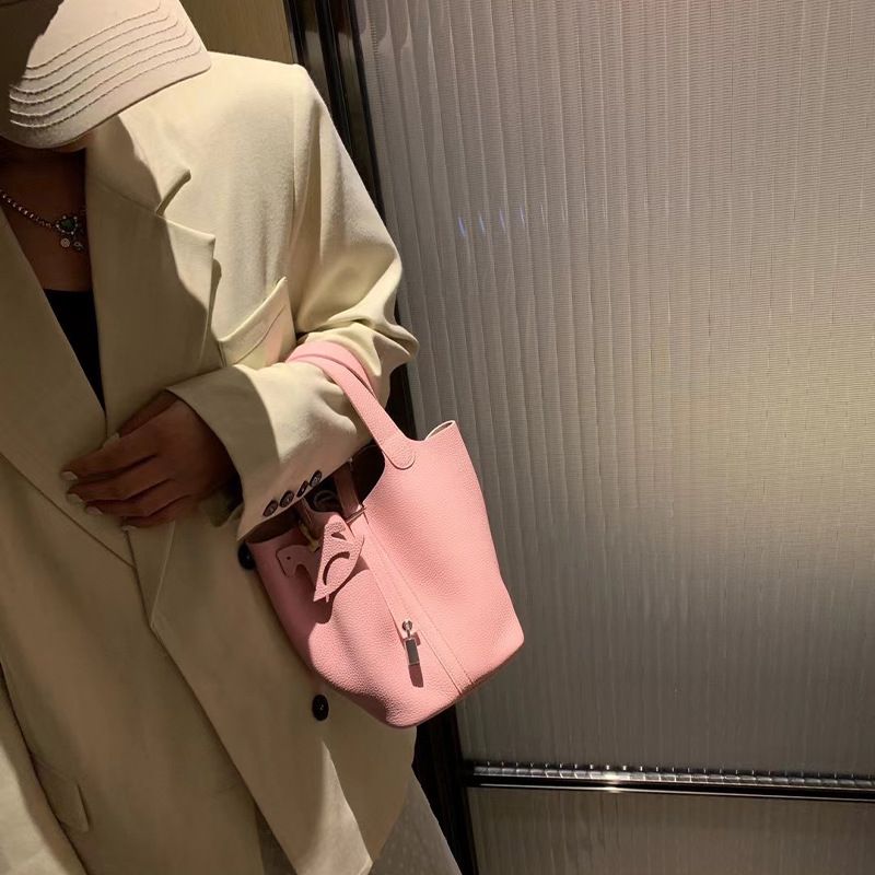 Borsa a cestino in vera pelle da donna, borsa a secchiello dal design di nicchia di alta gamma, mini borsa a mano in pelle di mucca TOGO con primo strato per l'estate_voghion.com
