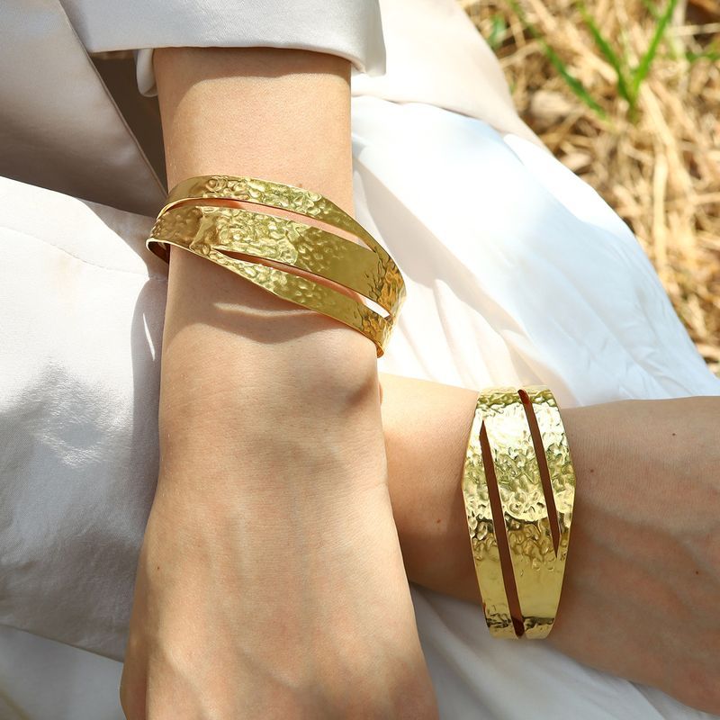 Bracciale in oro con motivo geometrico, superficie ampia, sottile, cavo, moda, semplice, texture spazzolata, personalità, elegante, gioiello da mano_voghion.com