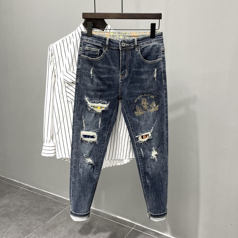 Jeans leggeri di lusso di fascia alta con toppe da uomo invecchiate, piedi piccoli dalla vestibilità slim, versatili alla moda, in mostra_voghion.com