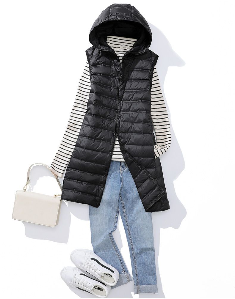 "Gilet leggero da donna slim fit in piuma d'oca, lunghezza media, con cappuccio, design laminato senza cuciture, color cachi/nero/beige"_voghion.com