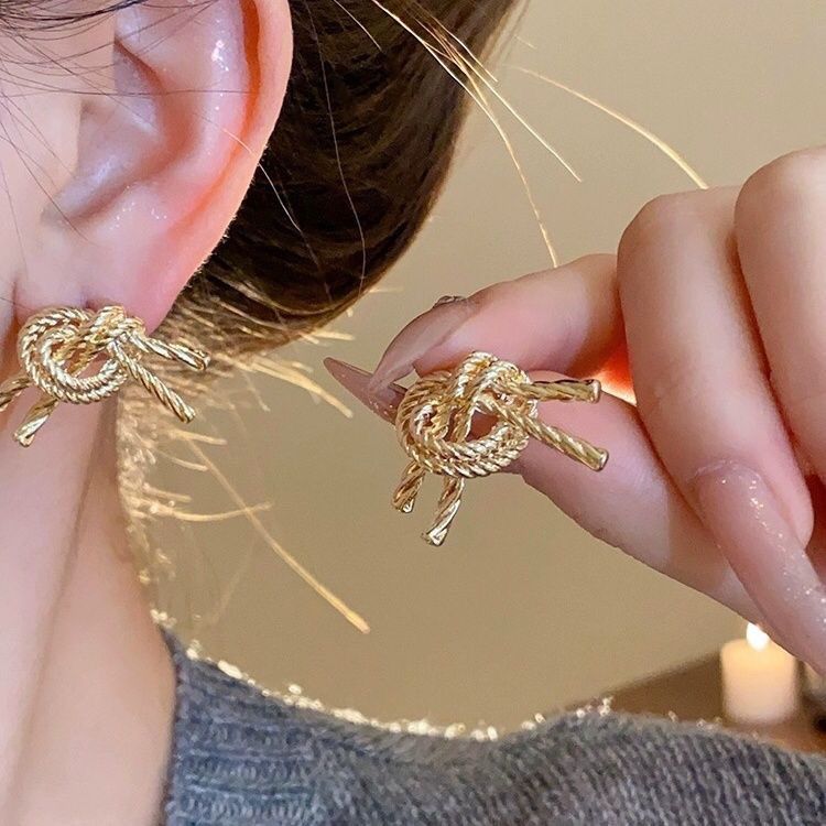 Orecchini a bottone annodati in oro, design unico e di nicchia, orecchini alla moda personalizzati, stile straniero esagerato, nuovi orecchini_voghion.com