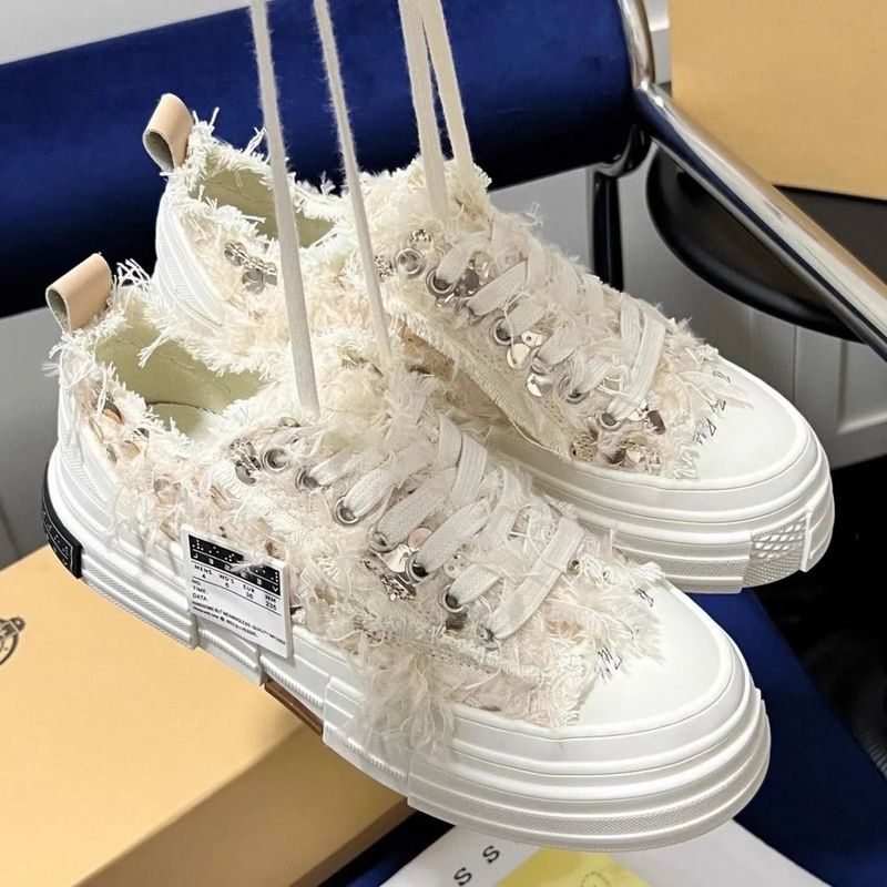 Nieuwe, vuile schoenen in koppelstijl, high-end editie. Eenmaal gedragen, wil je ze niet meer meenemen._voghion.com