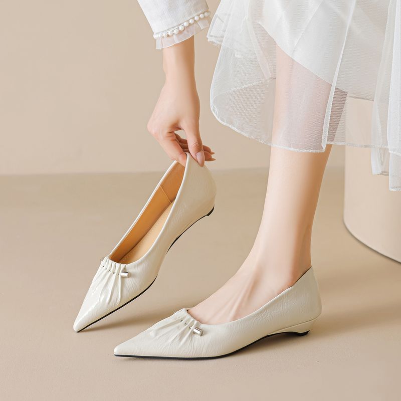 Pointed Toe Single 2025 Autumn Women's Low Heel Niche Pleated Loafers Elegant Shallow Mouth Commuting Shoes For Women_voghion.com