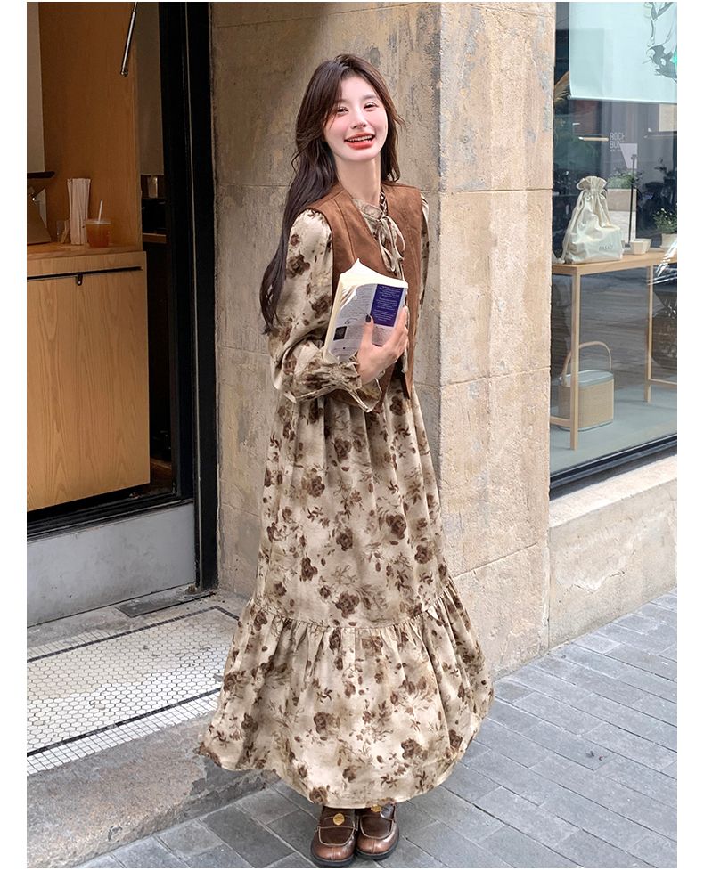 Tenue de début d'automne 2025, robe florale douce de style français, ensemble deux pièces avec gilet en daim Melad_voghion.com