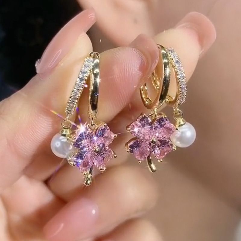 Orecchini di lusso leggeri in stile moda celebrità di Internet 2024 con perle e fiori a quattro foglie viola_voghion.com