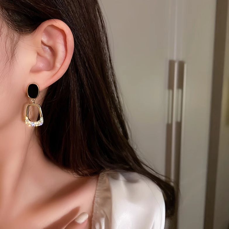 Orecchini da donna semplici orecchini di diamanti 2023 nuovi orecchini di temperamento alla moda orecchini stile caldo di celebrità di Internet all'ingrosso_voghion.com