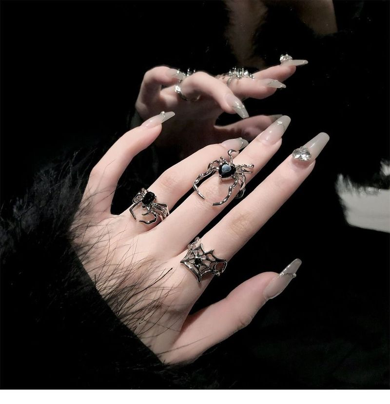 Anello con chiodo a forma di ragno, in stile retrò scuro, con gemma nera, design di nicchia, anello aperto in stile freddo di alta qualità_voghion.com