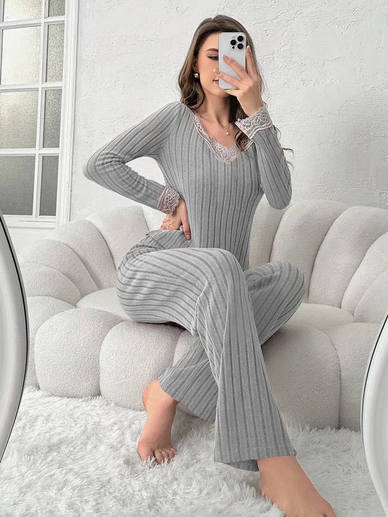 Geripptes Strickset in Übergröße für Damen – Lounge-Anzug mit V-Ausschnitt und Spitzenbesatz (atmungsaktiv und warm, S-XXXL, lässig-schick für zu Hause und unterwegs)_voghion.com