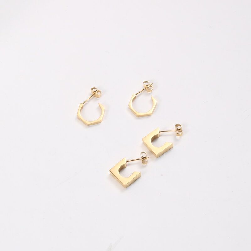 Orecchini da donna a forma di C, piccoli, in acciaio al titanio placcato con oro 18k_voghion.com
