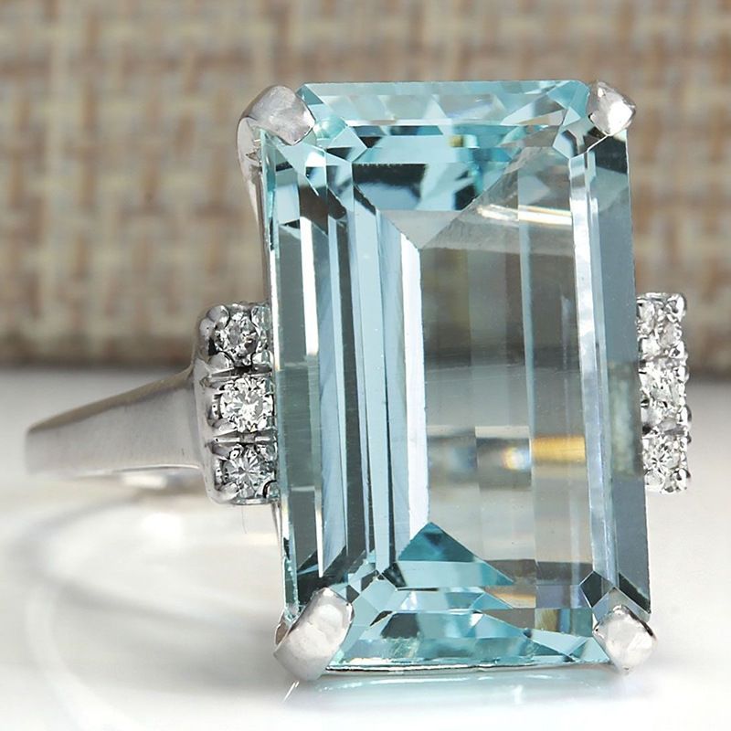 Heiße Verkäufe HUITAN Hyperbole Frauen Schwanz Party Ring mit riesigen Sky Blue Cubic Zirkon Prong Einstellung Valentinstag Geschenk für Frau_voghion.com
