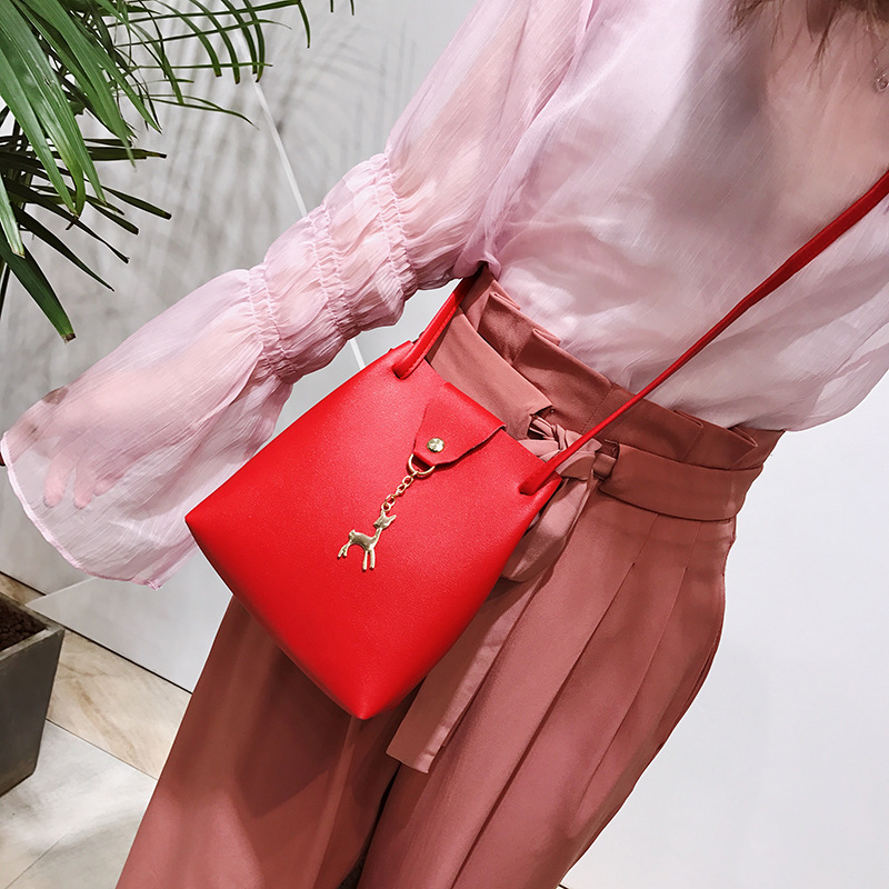 2023 nuova borsa a tracolla con ciondolo a forma di cervo borsa a secchiello borsa a secchiello estate nuove borse da donna di moda_voghion.com