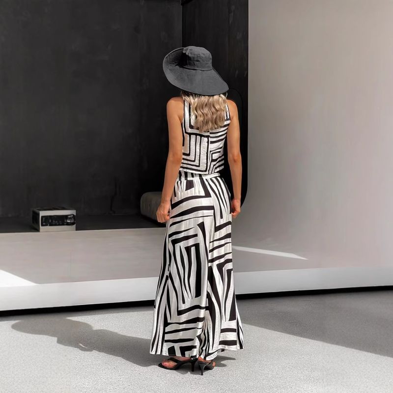 Set da donna casual alla moda, top senza maniche e pantaloni lunghi, estate 2025_voghion.com