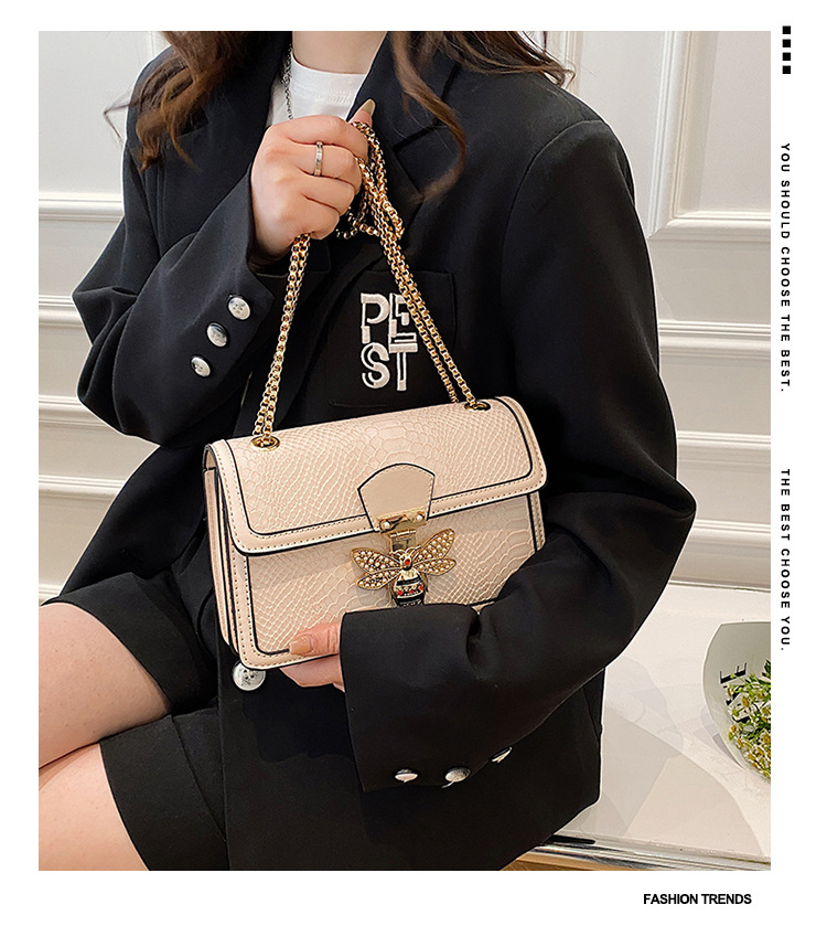 2023 ny axel crossbody damväska modekedja väska nät röd bee light lyx liten fyrkantig väska_voghion.com