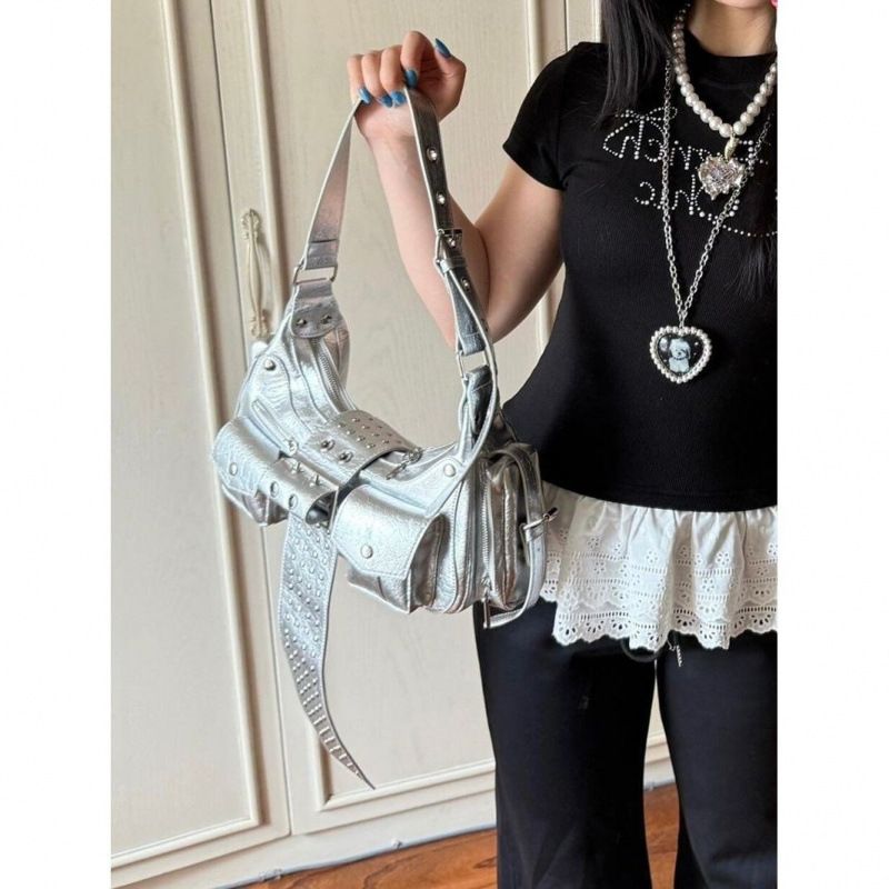 Un bolso de hombro moderno y versátil para otoño e invierno de 2025, con remaches plateados. Un estilo fresco y dulce adecuado para un estilo casual y versátil._voghion.com