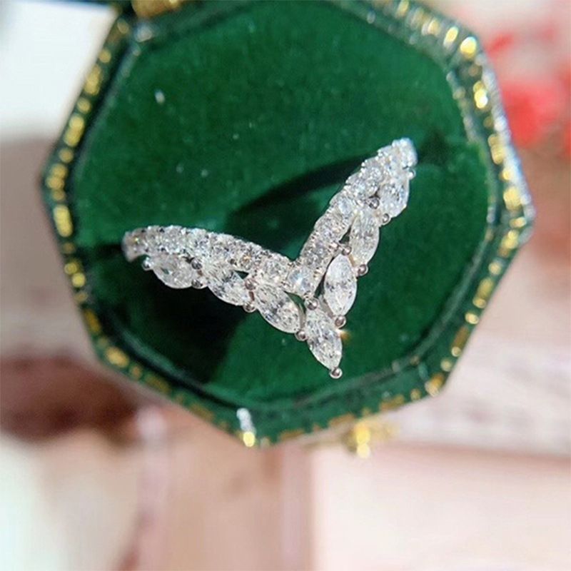 Il nuovo anello di fidanzamento con zircone micro intarsiato a forma di V di Cao Shi per principessa_voghion.com