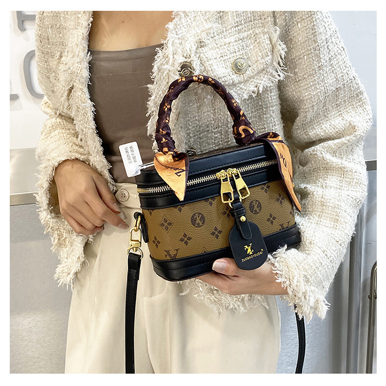 High-end female 2023 new fashion presbyopic box all-match portable shoulder Messenger cosmetic bag trend_voghion.com