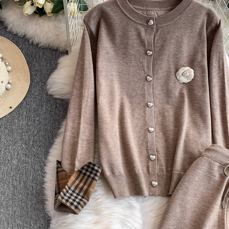 Abbigliamento da donna Elegante camicetta in maglia con bottoni Camellia e pantaloni dritti a vita alta - Beige chiaro / Marrone chiaro (Outfit autunno-inverno)_voghion.com