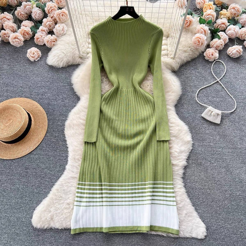 Abito maglione snellente in maglia elastica con collo alto a righe in stile retrò da donna_voghion.com