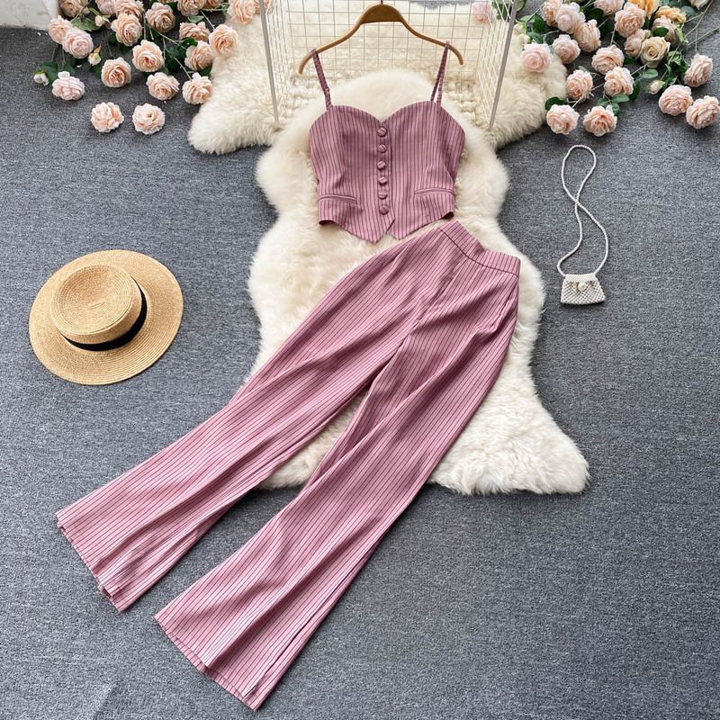 Abiti da donna alla moda ed eleganti, leggeri e maturi, canotta a righe, gilet, pantaloni, completo due pezzi_voghion.com