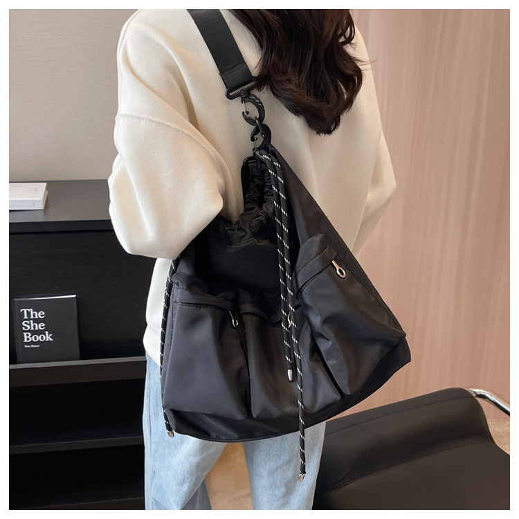 Nuevo bolso de hombro de invierno para mujer, mochila cruzada simple de ocio para estudiantes de gran capacidad a la moda_voghion.com