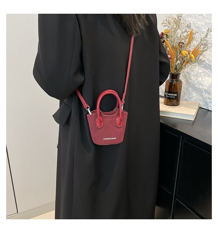 Borsa a secchiello da donna, alla moda, con tracolla monospalla, stile Candy Lover, con rossetto, da portare a spalla, rossa_voghion.com