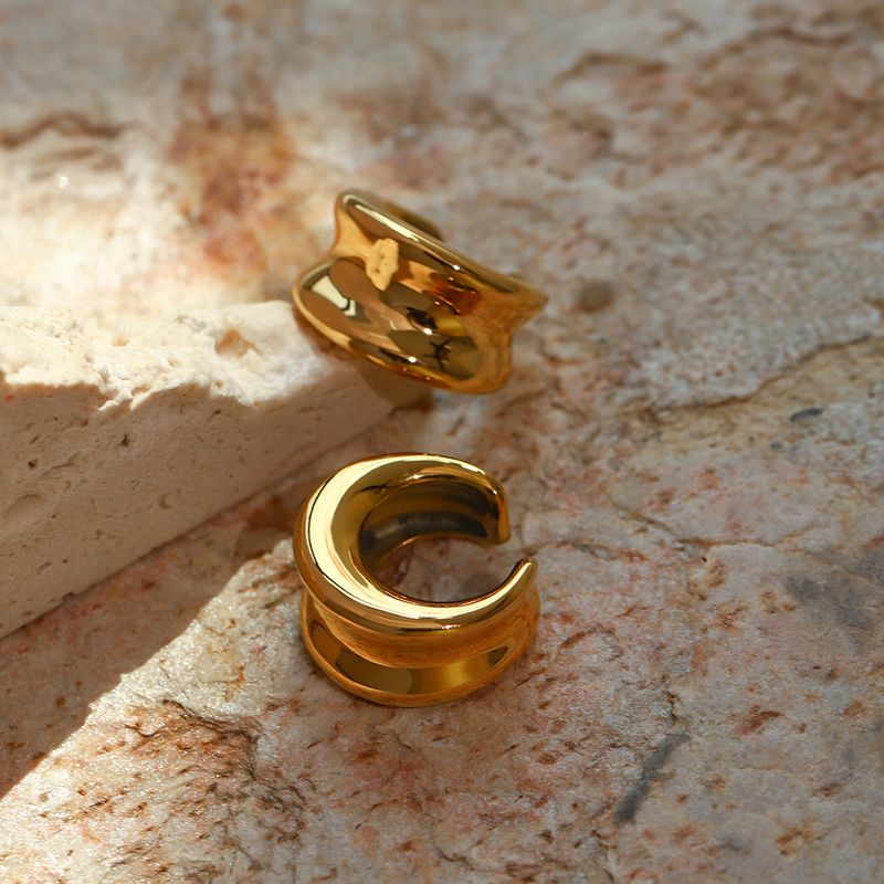 Clip a forma di mezzaluna a forma di C in acciaio inossidabile dorato, design di nicchia molto venduto, clip per orecchio in acciaio al titanio_voghion.com