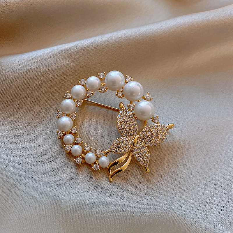 Designer diamond pearl Butterfly brooch literary style temperament fashion personality fixed clothing accessories_voghion.com
