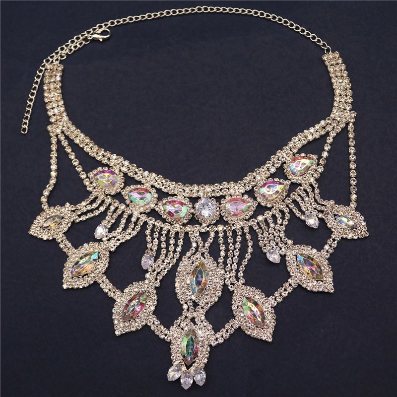 Collana girocollo in cristallo gotico da donna con pietra preziosa a goccia, catena corta a strati per un'estetica dark e uno stile boho_voghion.com