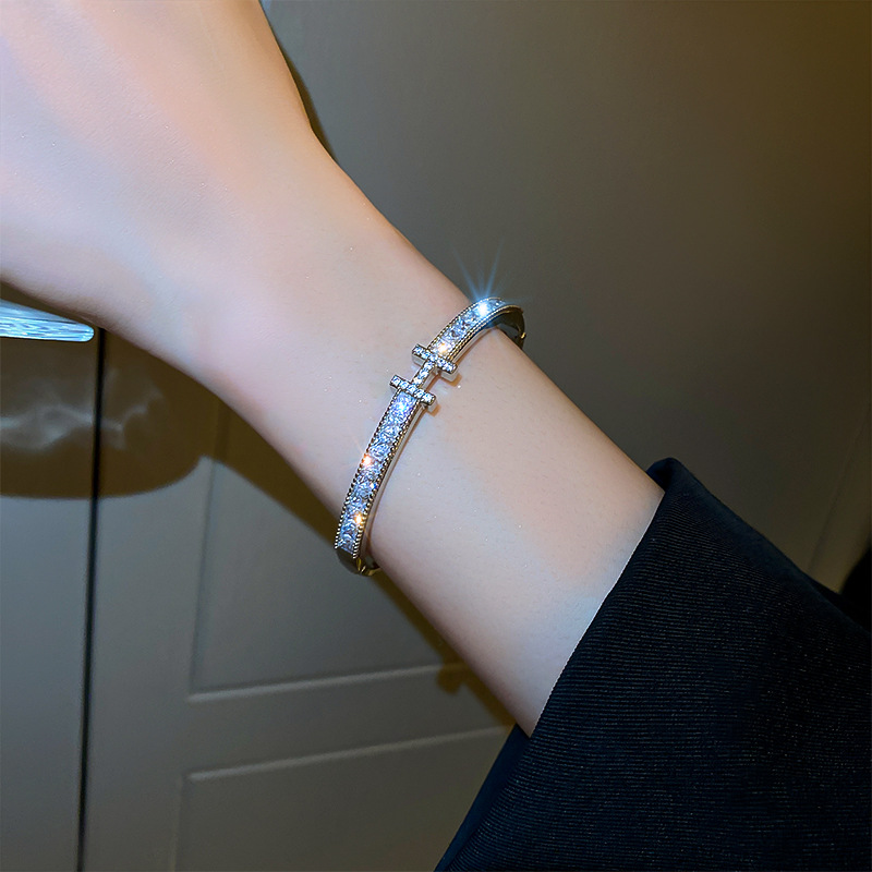 Nytt koreanskt Zirkonbokstavsspännearmband Fashionabelt och elegant högklassigt känslaarmband Internet Rödljus Lyxigt handstycke_voghion.com
