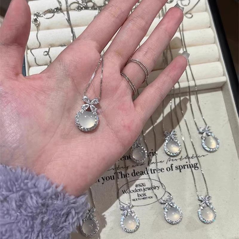 Collana con midollino di giada bianca trasparente a forma di farfalla per donna, versatile, di alta qualità, leggera e di lusso, di nicchia, in stile Ins._voghion.com