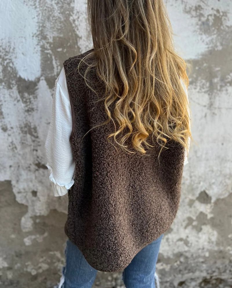 "Gilet da donna in pile di agnello con bottoni: un capo caldo ed elegante per l'autunno/inverno"_voghion.com