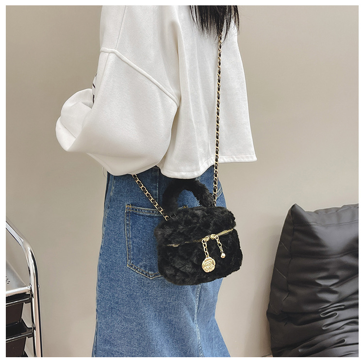 Kindertas herfst en winter nieuwe internet beroemdheid ruitvormige pluche emmer tas kleine geur meisje ketting crossbody tas lippenstift envelop meisje_voghion.com