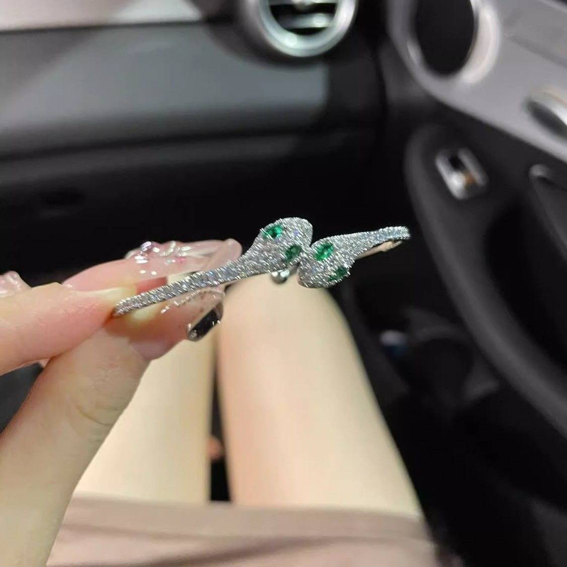 Small green snake shaped full diamond light luxury bracelet, new popular and unique design bracelet, niche and high-end gift_voghion.com