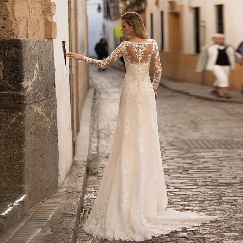 Elegantes langärmliges Brautkleid mit tiefem V-Ausschnitt und tiefem Rückenausschnitt, weiche Spitze und Chiffon, schlanke A-Linien-Silhouette mit kleiner Schleppe_voghion.com