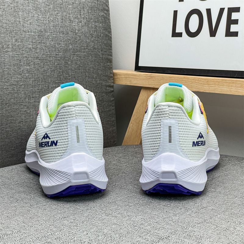 Los zapatos deportivos de malla están hechos de material transpirable y ofrecen un ajuste cómodo y versátil._voghion.com