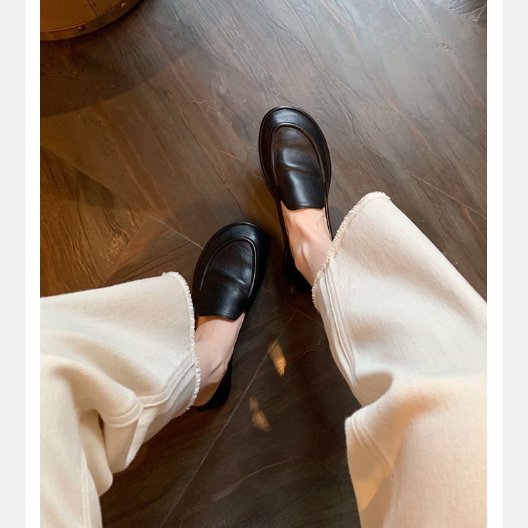 loafers. Lage hakken voor vrouwen, wolken, minimalistische ronde neus, wikkelvoeten,_voghion.com