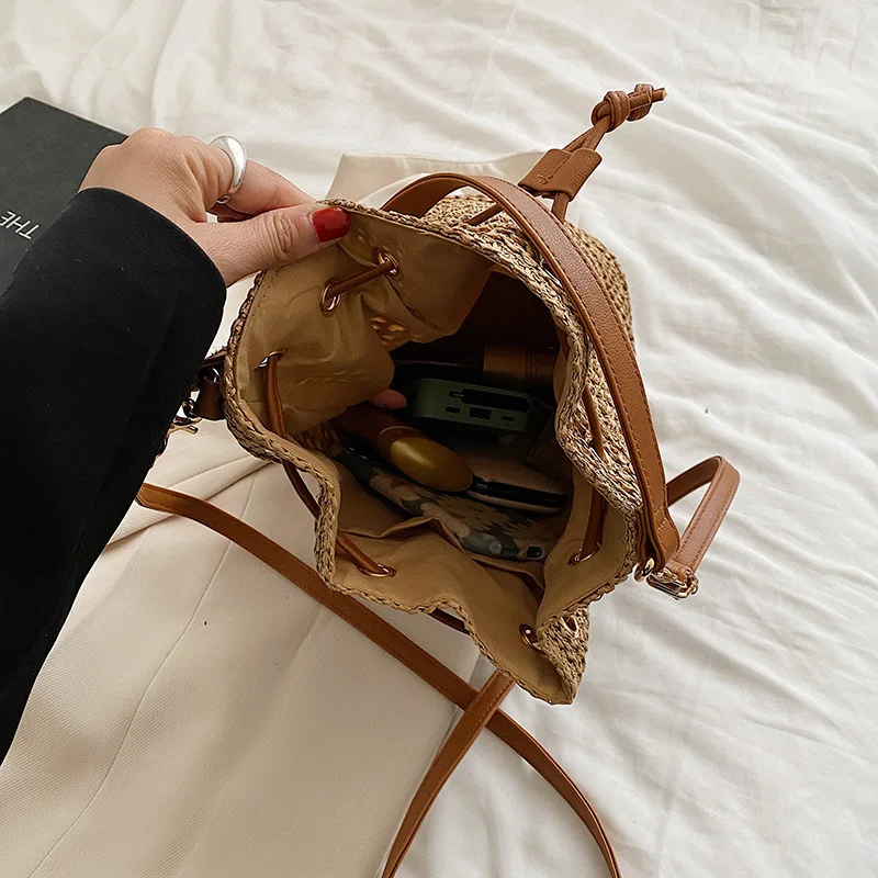 Secchiello di paglia intrecciata estiva per le donne Borsa a tracolla con coulisse semplice Borsa da spiaggia da viaggio Borsa a mano casual intrecciata_voghion.com