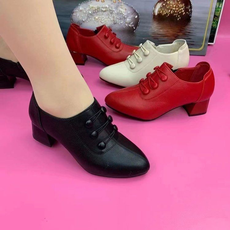 Mittlerer Absatz Kleine Lederschuhe für Mütter 2025 Frühling und Herbst Neuer Stil Einzelne weiche Sohle Tanzschuhe für Damen_voghion.com