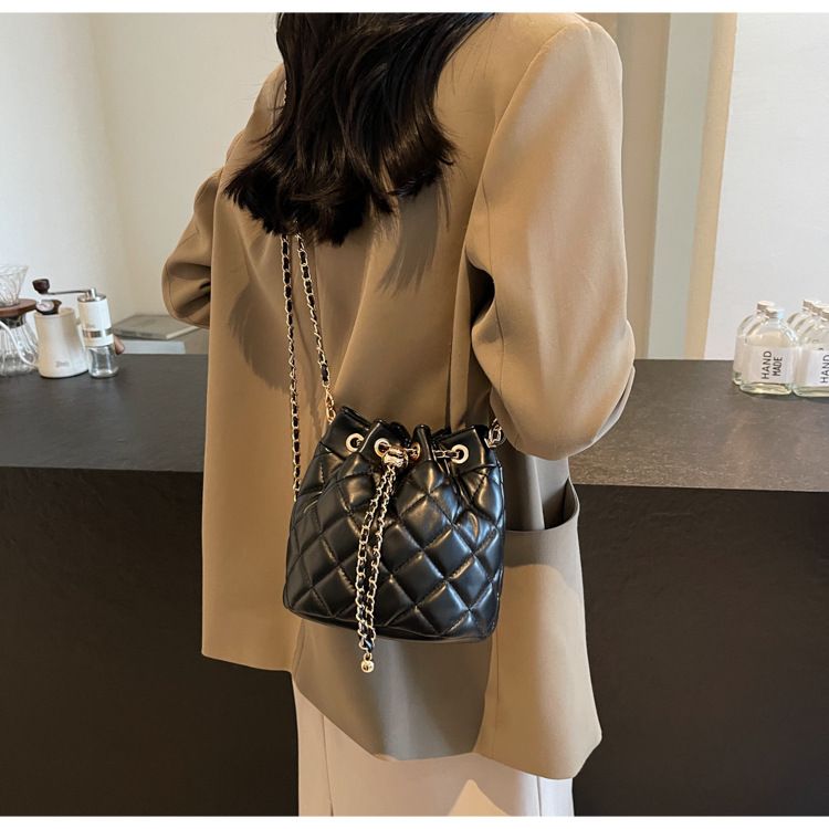 Damen Bucket Bag Diamond Chain Crossbody Bag Kleine Bucket Bag mit Kordelzug Leichte, luxuriöse, runde Bucket Bag Umhängetasche Crossbody Bag Frau_voghion.com