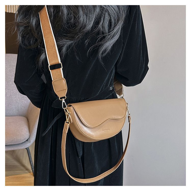 This year's fashionable solid color texture single shoulder crossbody for women's 2024 new versatile Instagram popular_voghion.com