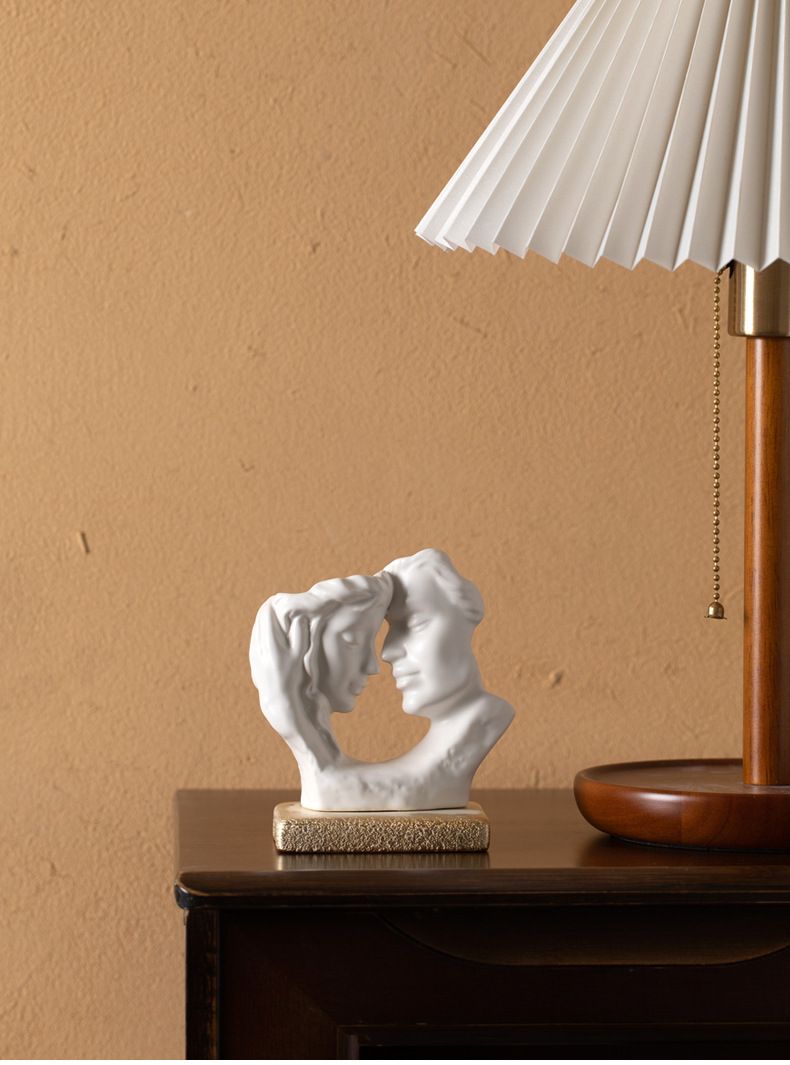 Sculpture de couple s'embrassant en céramique blanche pure - Figurine d'amour minimaliste pour décoration intérieure, cadeau d'anniversaire de mariage, souvenir romantique_voghion.com