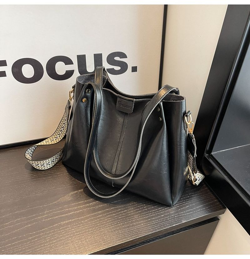 Tote per pendolari retrò di grande capacità in Europa e negli Stati Uniti 2023 nuova tracolla a tracolla con tracolla larga con texture a mano_voghion.com