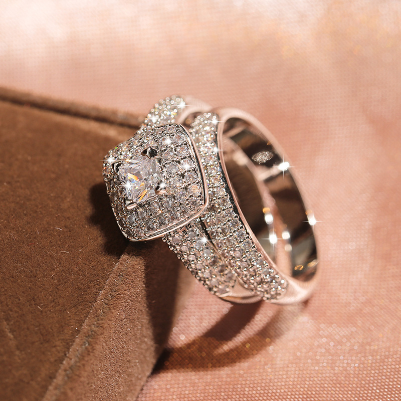 Anello di fidanzamento di lusso con diamanti taglio principessa incastonati in micro pavé per donna_voghion.com