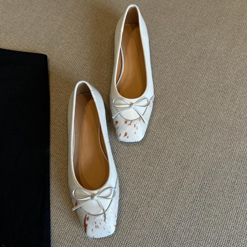 Version en peau de mouton ~ Semelle plate à nœud peu profond pour femmes, portant des chaussures à tête carrée en crin de cheval sur une_voghion.com