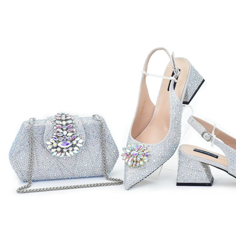 Scarpe con tacco medio e punta a punta in strass con design a tacco alto con diamanti abbinate a una borsa da sera alla moda con diamanti._voghion.com