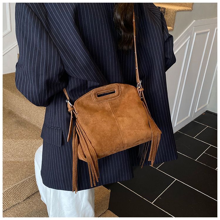Vintage suède kwastje voor dames 2025 herfst nieuw niche ontwerp schouder handtas crossbody bucket bag_voghion.com