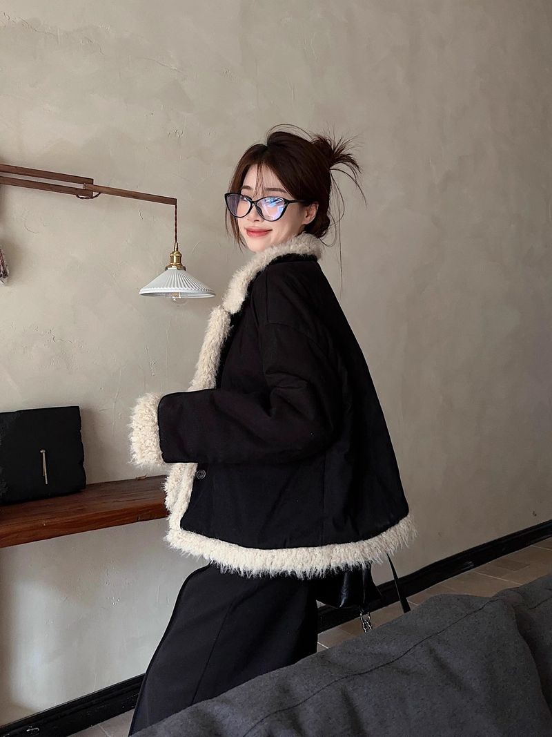 Jaqueta feminina de algodão com gola de lã de cordeiro, modelo outono/inverno 2024, estilo retrô americano, curta e acolchoada, para mulheres de estatura baixa._voghion.com